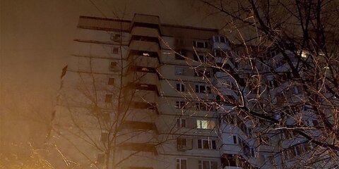 Люди оказались заблокированы в пожаре на севере Москвы