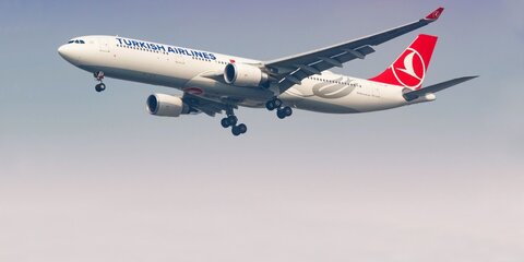 Летевший из Стамбула в Москву самолет совершил аварийную посадку в Одессе