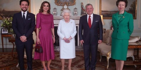 СМИ заметили гематому на левой руке Елизаветы II