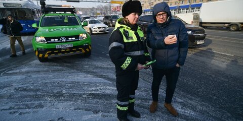 Водителям на дорогах Москвы в непогоду помогают 16 экипажей дорожного патруля