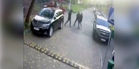 Опубликовано видео избиения матери и брата Дудя