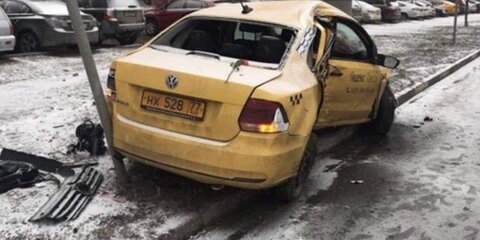 Двое пассажиров такси погибли в аварии в Москве