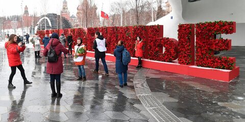 Волонтеры поздравили женщин с 8 Марта в парке 