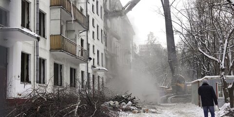 Расселенную пятиэтажку начали сносить на западе Москвы