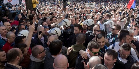 В Белграде протестующие не выпускают президента из резиденции