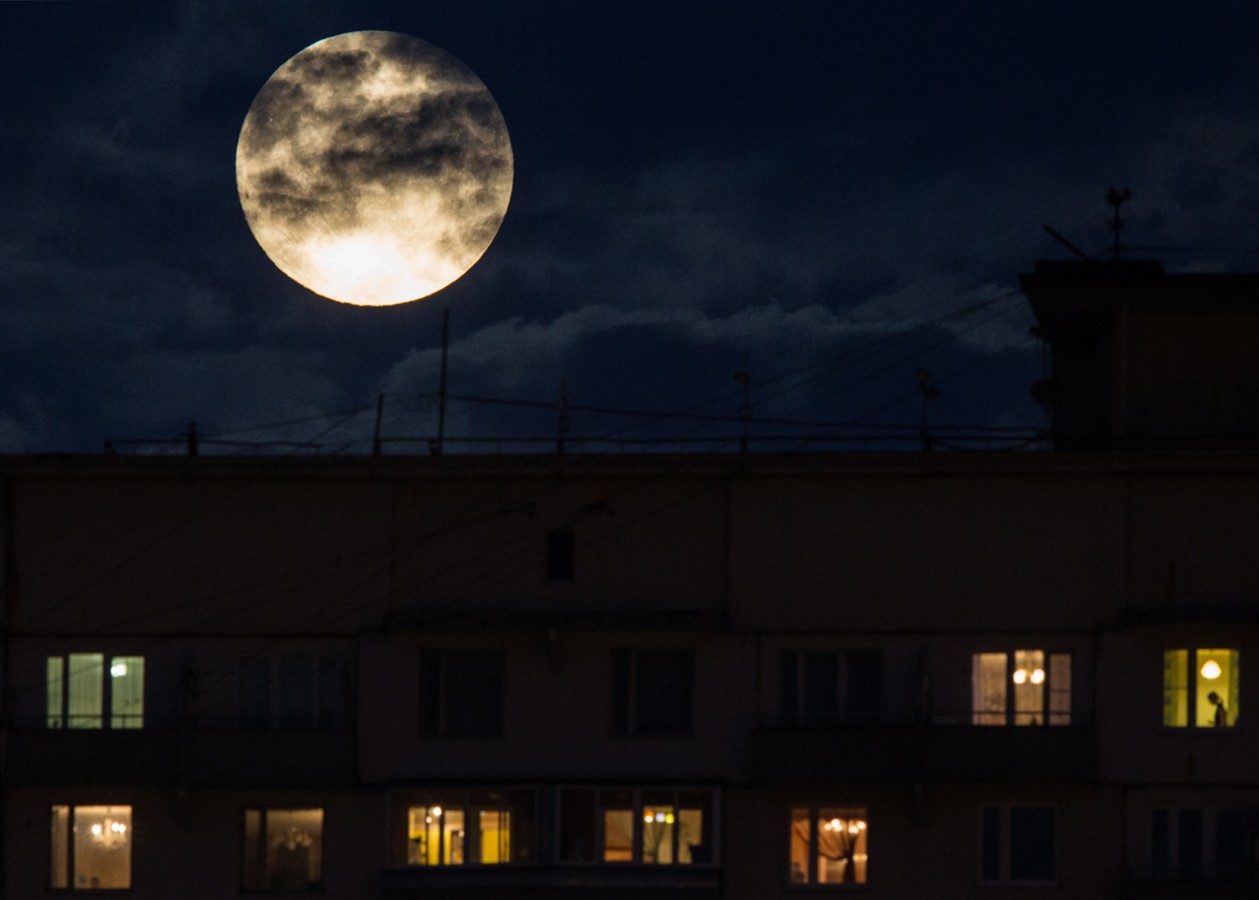 Луна над крышей дома. Суперлуние в Москве. Луна над домами. Луна из окна. Большая Луна в Москве.