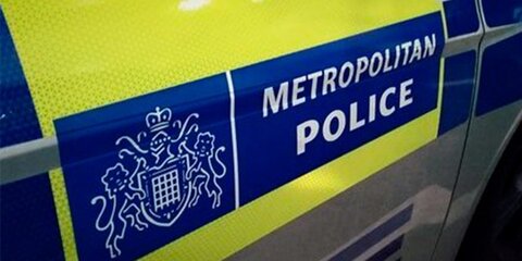 Полиция Лондона ведет переговоры с угрожающим причинить вред людям мужчиной