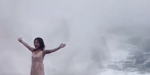 Огромная волна поглотила туристку во время фотосессии на Бали