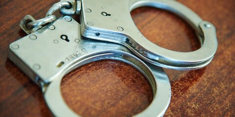 Суд заочно арестовал экс-следователя за вымогательство