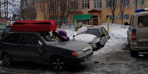 Автомобиль с гробом на крыше обнаружили в Мурманске