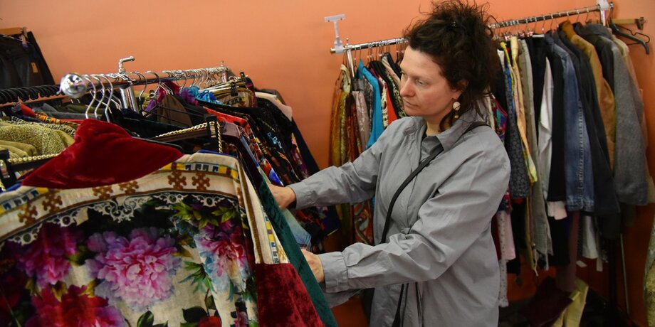 Бабушкин бархат, мебель и фарфор: что продают в новом Центре винтажной моды на Даниловском