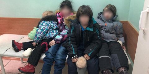 Не мылись и спали в шкафу: четырех детей нашли в захламленной квартире в Мытищах