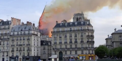 В Сети появилось видео обрушения шпиля горящего собора Парижской Богоматери