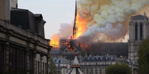 Пожарные рассказали об опасности тушения собора Парижской Богоматери с воздуха