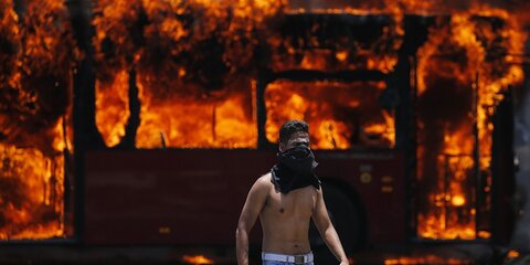 Более 50 человек пострадали в ходе беспорядков в Каракасе