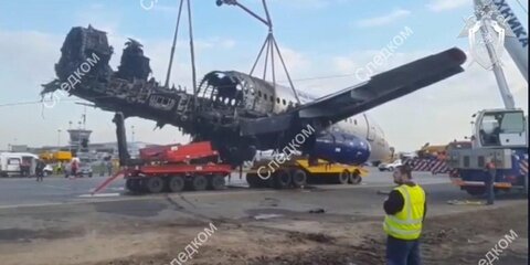 СК показал кадры демонтажа сгоревшего самолета с ВПП Шереметьева