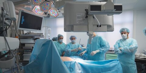 Московские хирурги удалили женщине опухоль объемом с трехлитровую банку