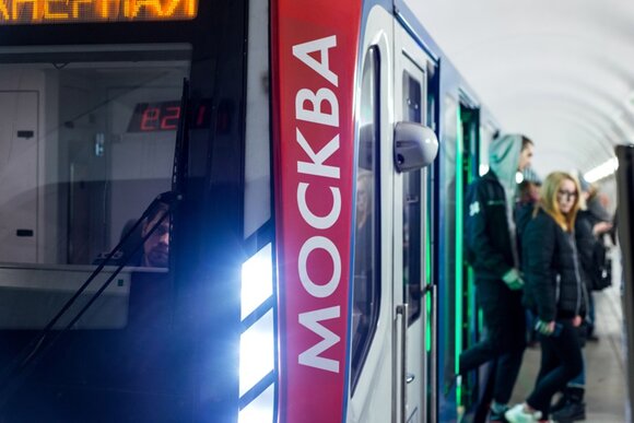 В московском метро вновь остановлено движение. На автобусных остановках столпотворение