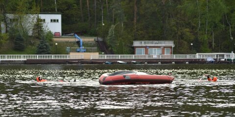Два мужчины перевернулись в резиновой лодке на Москве-реке