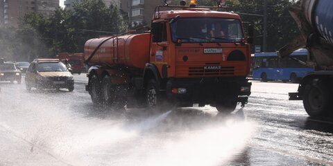 Более 700 единиц техники промывают улицы столицы из-за жары