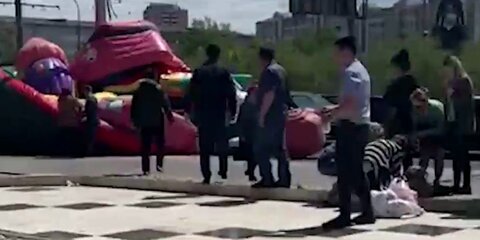 В Улан-Удэ ветер унес батут с детьми