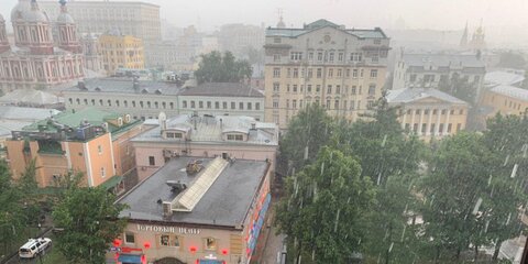 Сильный дождь с грозой обрушился на Москву