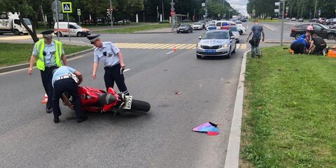 Иномарка и мотоцикл столкнулись на Мичуринском проспекте
