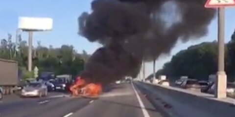 Автомобиль сгорел после аварии на МКАД