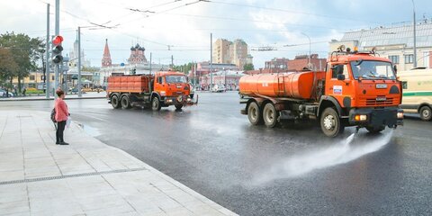 Вся поливомоечная техника вышла на улицы Москвы из-за жары