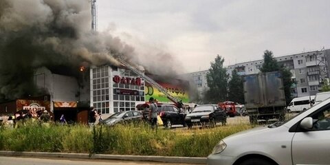 Кровля торгового центра загорелась в городе Щекино