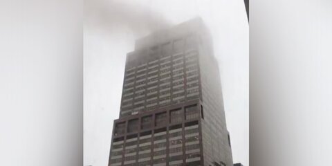 Вертолет врезался в крышу небоскреба на Манхеттене