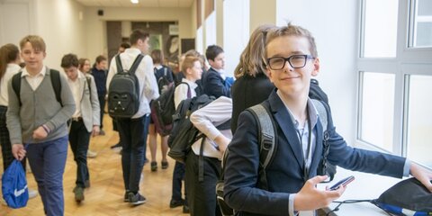 Российских школьников хотят избавить от тяжелых ранцев