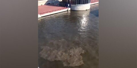 Специалисты Мосводостока выехали на место прорыва воды около Андреевского моста