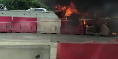 Из-за сгоревшей машины затруднено движение на МКАД