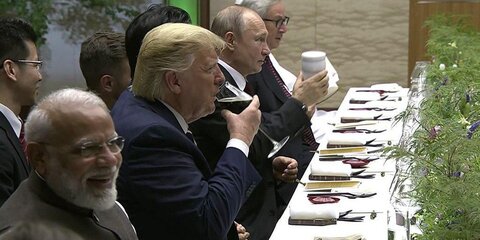 Путин пришел на ужин в честь лидеров стран G20 со своим термосом