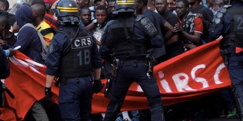 Мигранты устроили акцию протеста в парижском Пантеоне