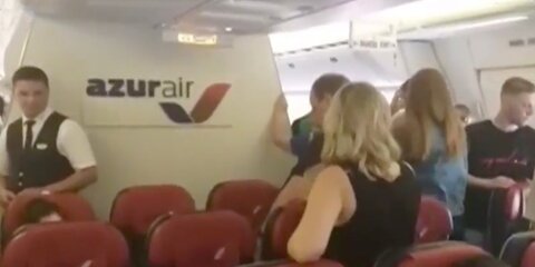 Azur Air пообещал проинформировать о причинах задержки рейса Москва – Анталья