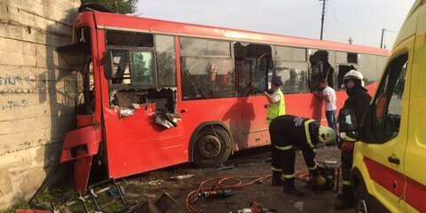 Автобус врезался в здание в Перми