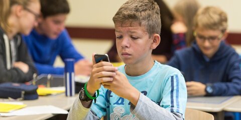 Эксперты поддержали предложение ограничить использование смартфонов в школах