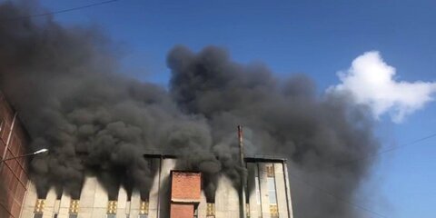 Пожар произошел на свечном заводе в Петербурге