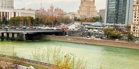 В Мосводостоке объяснили изменение цвета воды в Москве-реке