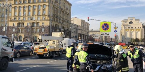 Автомобиль перевернулся после столкновения на Тверской улице
