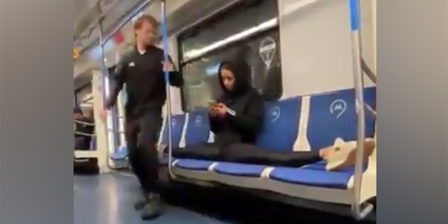 В автобусе парен трогает между ног девушку: 1000 видео в хорошем качестве