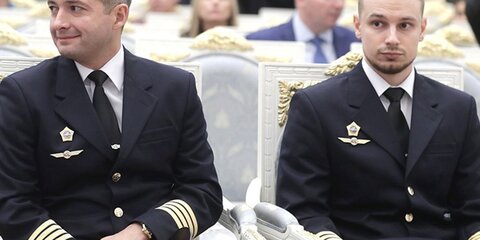 Путин вручил звезды Героев России посадившим A321 на кукурузное поле летчикам
