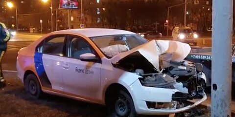 Автомобиль каршеринга врезался в столб в центре Москвы