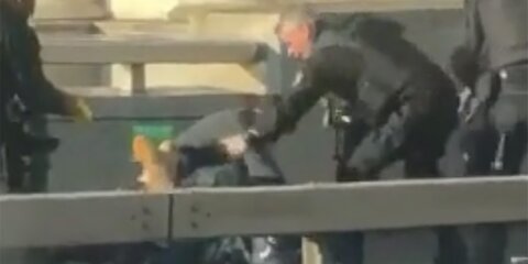 Мужчина напал на прохожих с ножом возле Лондонского моста