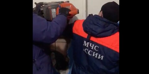 Мужчина в Якутске упал в вентиляционную шахту, пытаясь достать валенки