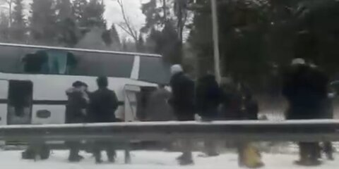 Экскурсионный автобус столкнулся с грузовиком в Подмосковье