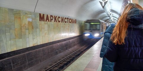 Человек упал на рельсы на Калининской линии метро