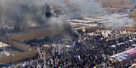 Протестующие подожгли вход в посольство США в Багдаде